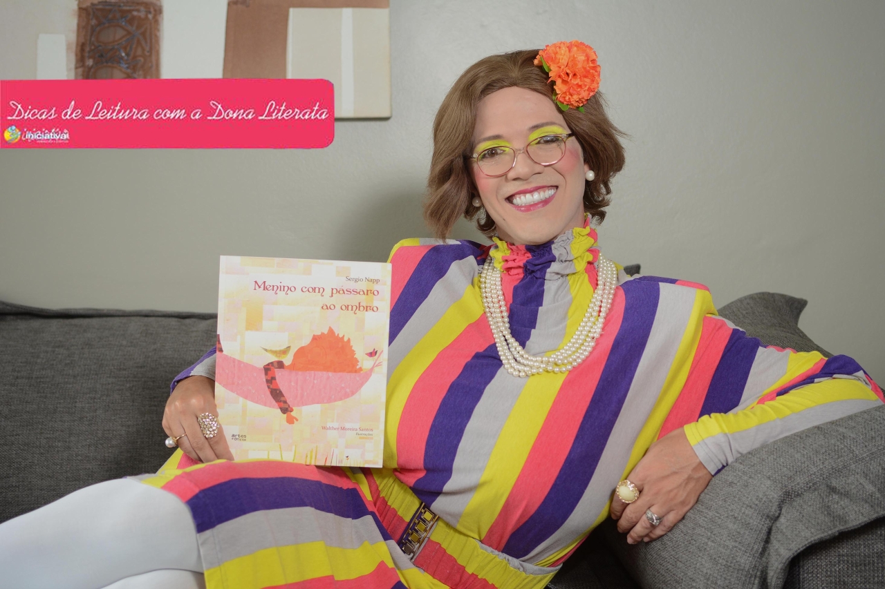 Menino com pássaro ao ombro 